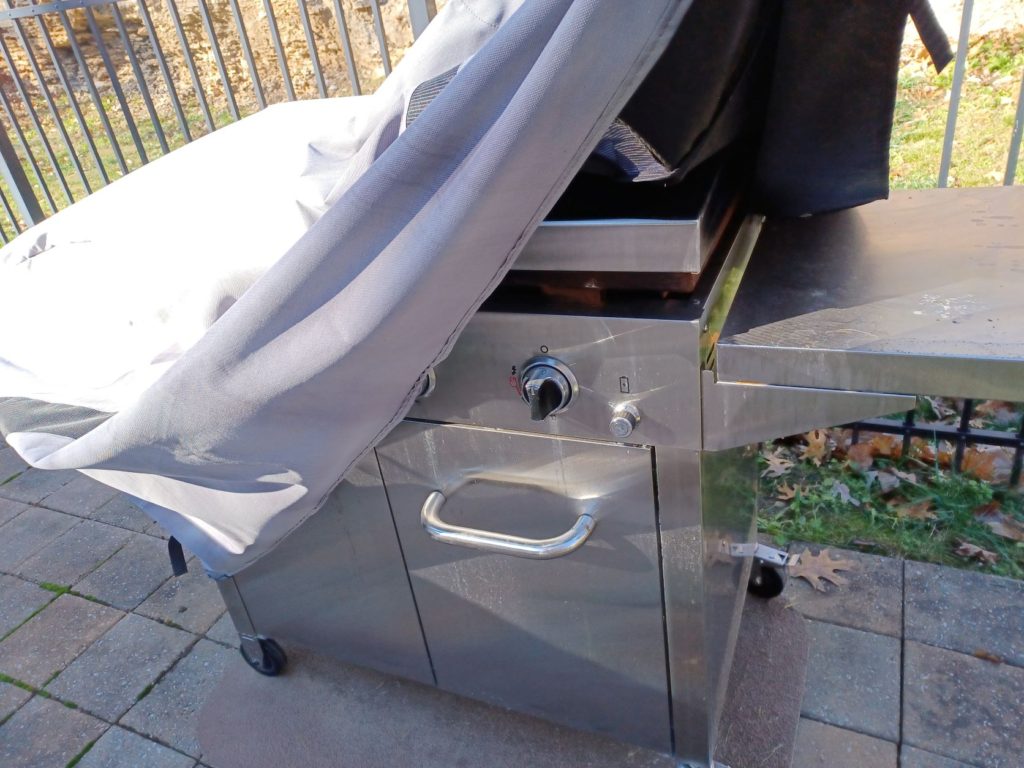 Cover BBQ grill in Winter - The Daily DIY