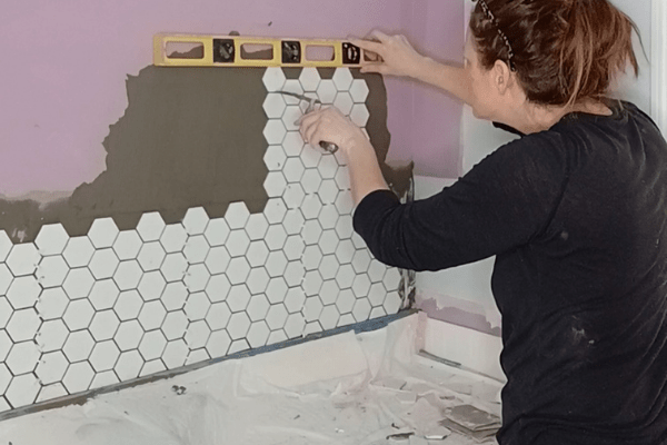 How To Tile a Wall - The Daily DIY