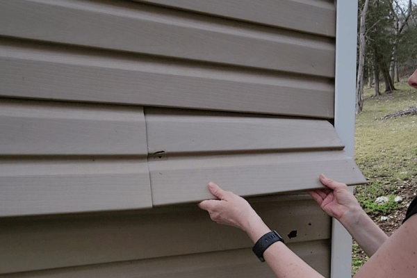 How to fix a hole in your vinyl siding 