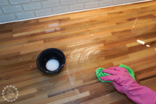 cleaning kitchen with baking soda
