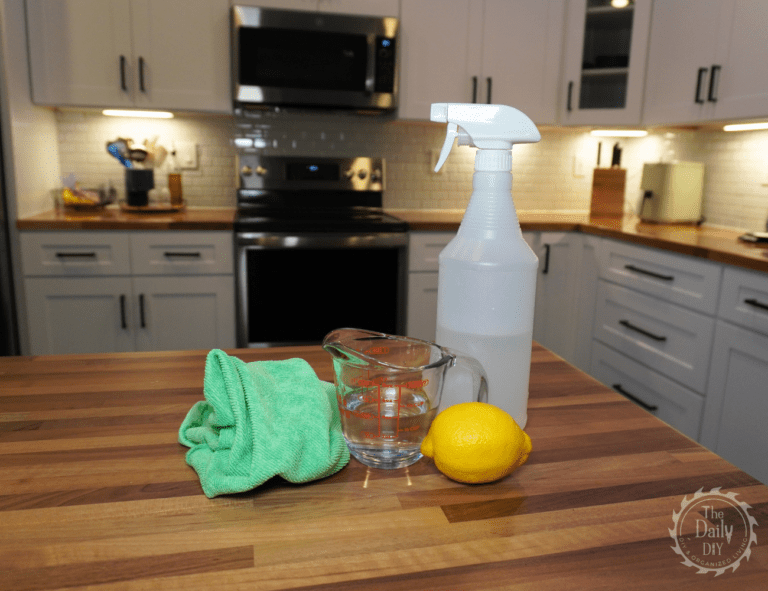 vinegar cleaning solution for bathroom