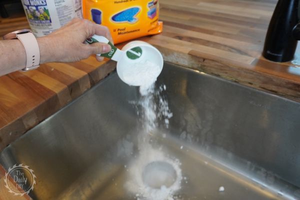 cleaning sink with baking soda